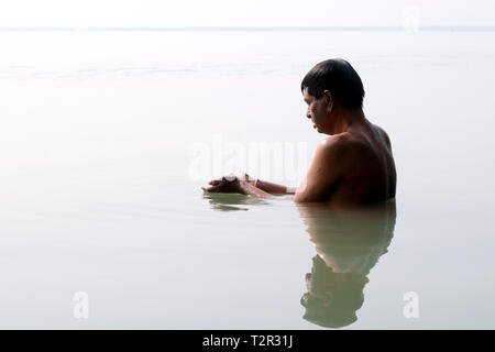 Rituelles Bad in Brahmaputra Flusses in Tezpur, Assam, Indien - - - rituelles Bad im induktionskopfhörern Brahmaputra in Tezpur, Bundesstaat Assam, Indien Stockfoto