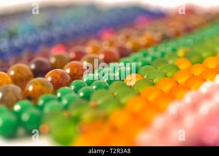 Gemischte Farben Perlen close-up aus Natursteinen oder glasmurmeln gemacht Stockfoto