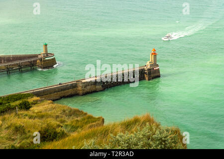 Fecamp, Frankreich - 20. August 2018: Pier und Leuchtturm im Hafen von Fécamp. Normandie Frankreich Stockfoto