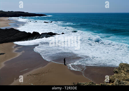 Die Wellen am Strand von Guincho, Portugal. Stockfoto