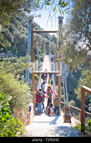 Gibraltar, Gibraltar - Februar 9, 2019: Touristen in Gibraltar Überqueren der Windsor Suspension Bridge Stockfoto