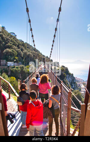 Gibraltar, Gibraltar - Februar 9, 2019: Touristen in Gibraltar Überqueren der Windsor Suspension Bridge Stockfoto