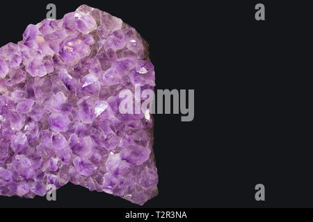 Großes Stück lebendiger Roh amethyst an die Mineralien Ausstellung auf schwarzem Hintergrund Stockfoto