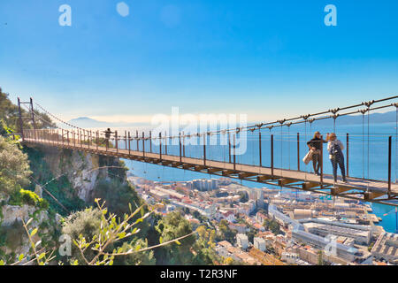 Gibraltar, Gibraltar - Februar 9, 2019: Touristen in Gibraltar Überqueren der Windsor Suspension Bridge, von wo aus Sie atemberaubende Aussicht genießen können. Stockfoto