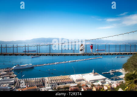 Gibraltar, Gibraltar - Februar 9, 2019: Touristen in Gibraltar Überqueren der Windsor Suspension Bridge, von wo aus Sie atemberaubende Aussicht genießen können. Stockfoto