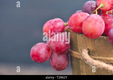 Rose Trauben in hölzernen Löffel auf eine woden Tabelle Stockfoto