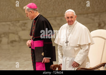 Papst Franziskus hält, ein Publikum zu den Italienischen Verband gegen Leukemia-Lymphomas und Myelom, zum 50. Jahrestag ihrer Gründung, in der Aula Paul VI. im Vatikan: Papst Franziskus Wo: Rom, Italien Wann: 02 Mar 2019 Credit: IPA/WENN.com ** Nur für die Veröffentlichung in Großbritannien, den USA, Deutschland, Österreich, Schweiz ** verfügbar Stockfoto