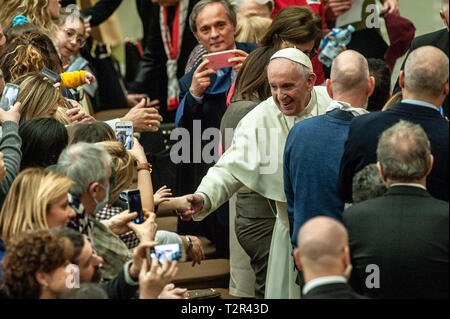 Papst Franziskus hält, ein Publikum zu den Italienischen Verband gegen Leukemia-Lymphomas und Myelom, zum 50. Jahrestag ihrer Gründung, in der Aula Paul VI. im Vatikan: Papst Franziskus Wo: Rom, Italien Wann: 02 Mar 2019 Credit: IPA/WENN.com ** Nur für die Veröffentlichung in Großbritannien, den USA, Deutschland, Österreich, Schweiz ** verfügbar Stockfoto