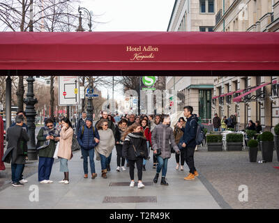 BERLIN, DEUTSCHLAND - 31. MÄRZ 2019: Touristen vor der berühmten Luxushotel Adlon Kempinski Unter Den Linden Boulevard in Berlin, Deutschland Stockfoto