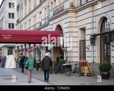 BERLIN, DEUTSCHLAND - 31. MÄRZ 2019: Touristen vor der berühmten Luxushotel Adlon Kempinski Unter Den Linden Boulevard in Berlin, Deutschland Stockfoto