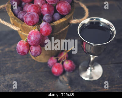 Rotwein und Trauben. Wein und Trauben in Vintage Ambiente mit Korken auf Holztisch Stockfoto