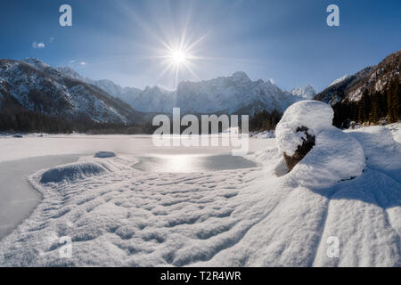 Alpinen See (Lago di Fusine superiore) unter Mangart Bergkette Stockfoto