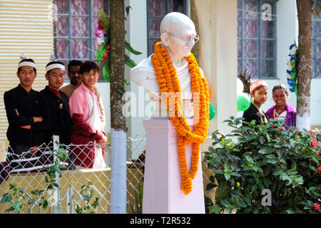 Verehrung einer Gandhi Statue in Tezpur, Assam, Indien --- eine Verehrung einer Gandhi-Statue in Tezpur, Bundesstaat Assam, Indien Stockfoto