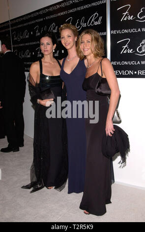 LOS ANGELES, Ca. Dezember 11, 2000: Freunde Sterne Courteney Cox Arquette (links), Lisa Kudrow & Jennifer Aniston am 10. jährlichen Feuer & Eis Ball in Beverly Hills. Der Fall hob Geld für die Revlon/UCLA Frauen Cancer Research Fund. © Paul Smith/Featureflash Stockfoto