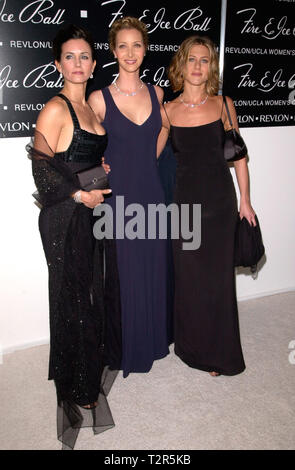 LOS ANGELES, Ca. Dezember 11, 2000: Freunde Sterne Courteney Cox Arquette (links), Lisa Kudrow & Jennifer Aniston am 10. jährlichen Feuer & Eis Ball in Beverly Hills. Der Fall hob Geld für die Revlon/UCLA Frauen Cancer Research Fund. © Paul Smith/Featureflash Stockfoto