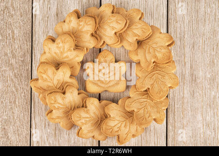 Gourmet cookies mit Ahorn Creme gefüllt auf einem Holzbrett, direkt oberhalb. Stockfoto