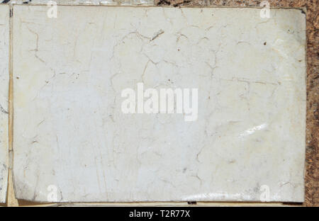Eine weiße Grunge dirty peeling Papier poster Einfügen an einer Wand Hintergrund mit kopieren. Stockfoto