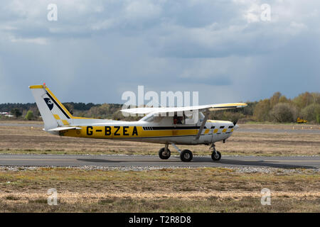 Cessna 152 Aerobat G-BZEA, einem Einmotorigen zweisitzigen Hochdecker aerobatic-fähigen Monoplan oder Flugzeug Vorbereitung in Blackbushe Airport, UK zu nehmen Stockfoto