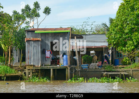 Can Tho, Vietnam - am 31. Dezember 2017. Kleider trocknen außen an der Rückseite eines Hauses, über das Sie auf die Wasserstraße in der Nähe von Can Tho im Mekong Delta sieht Stockfoto