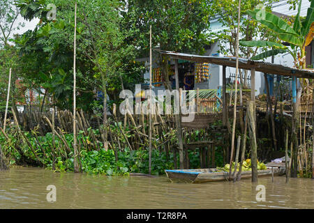 Can Tho, Vietnam - am 31. Dezember 2017. Ein altes hölzernes Ruderboot voller frische Kokosnüsse auf einer Wasserstraße in der Nähe von Can Tho im Mekong Delta geparkt. Stockfoto