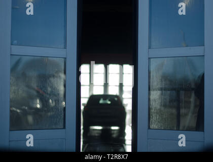 Carwash Türen öffnen, während Sie das Auto in der vorderen Siehe vorbereiten zu lassen. Stockfoto