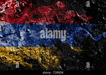 Armenien smoky mystischen Flagge auf die alte schmutzige Wand Hintergrund Stockfoto