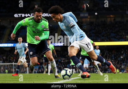 Cardiff City Sean Morrison (links) und Manchester City Leroy Sane in Aktion während der Premier League Match an der Etihad Stadium, Manchester. Stockfoto