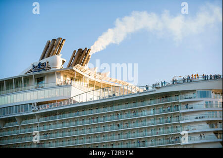 MIAMI - Dezember 30, 2018: ein Schornstein belches Rauch auf der Royal Caribbean Allüre der Meere, größte Kreuzfahrtschiff der Welt. Stockfoto