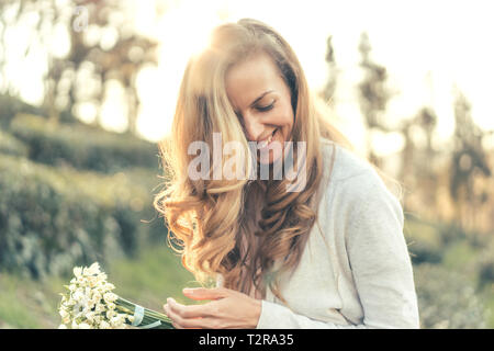 Rothaarige Frau close up das Lachen aus Freude im hellen Sonnenschein Stockfoto