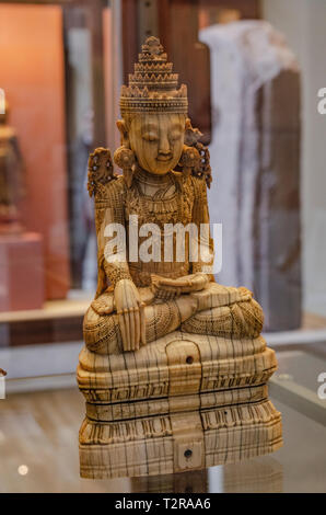 Gekrönt und bejeweled Buddha. Aus Elfenbein. 18. Tibet Stockfoto