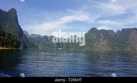 Erstaunlich tropische Landschaft in Khao sok Thailand Stockfoto