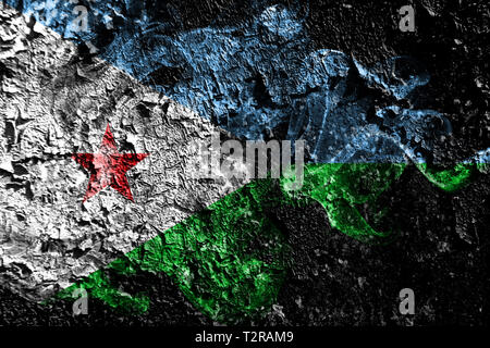 Dschibuti smoky mystischen Flagge auf die alte schmutzige Wand Hintergrund Stockfoto