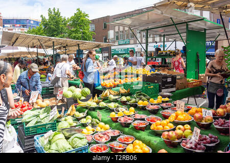 Obst und Gemüse Stände, Lewisham, Lewisham High Street, Lewisham, London Borough von Lewisham, Greater London, England, Vereinigtes Königreich Stockfoto