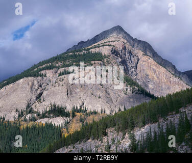 Kanada, Alberta, Banff National Park, Gewitterwolken über das nördliche von Mt. Wilson. Stockfoto