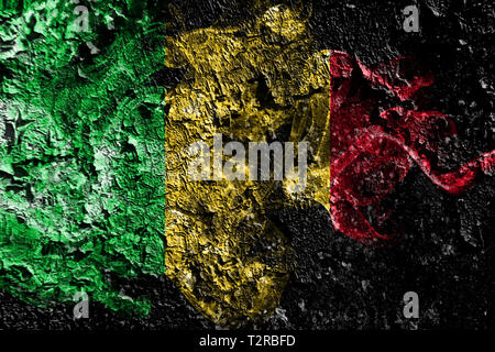 Mali smoky mystischen Flagge auf die alte schmutzige Wand Hintergrund Stockfoto