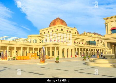 Doha, Katar - Februar 17, 2019: Katara Plaza in Katara Cultural Village, ist eine neue Open-Air-Einkaufszentrum und der bevorstehenden kommerziellen Zentrum im Herzen Stockfoto