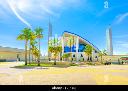 Doha, Katar - 21. Februar 2019: Aspire Masjid Moschee an Aspire Zone in Doha Sport Stadt. Sonnigen Tag mit blauen Himmel. Stockfoto