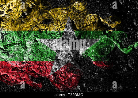 Myanmar smoky mystischen Flagge auf die alte schmutzige Wand Hintergrund Stockfoto