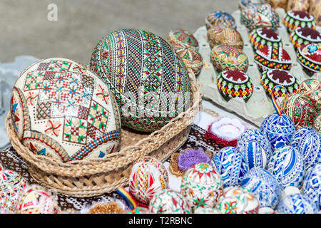 Satz von Ostern Dekoration Handarbeit bemalte Eier in ei Karton Fächer. Stockfoto