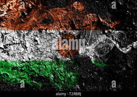 Niger smoky mystischen Flagge auf die alte schmutzige Wand Hintergrund Stockfoto