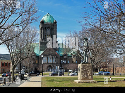 Die Bristol County Courthouse Gebäude und die Wanderer Statue in Taunton Grün Historic District, Taunton, Massachusetts Stockfoto