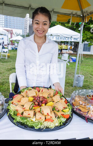 Miami Florida, Bayfront Park, Mercedes Benz Miami Corporate Run, Community Charity asiatische Frau weibliche Frauen, Caterer, Einrichtung, Essen, Wraps, Tablett, FL090430031 Stockfoto