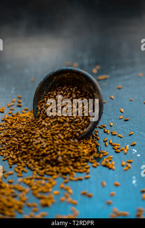 Nahaufnahme von ayurvedische Kraut Alsi oder Adsi oder Leinsamen in einer schwarz gefärbten Ton Schüssel auf Holz- Oberfläche in einem Viele ayurvedische Medizin verwendet. Stockfoto