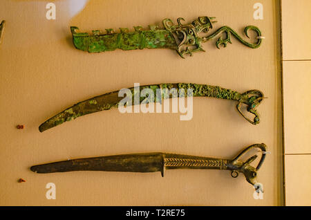 Nr. 4: Bronze Messer mit einer Ibex-Terminal, Shang oder frühen westlichen Zhou. 12. bis 11. Jahrhundert v. Chr.. Nr. 8: Bronze zeremonielles Messer Shang Dynastie. 13 th-11 THC-BC Stockfoto