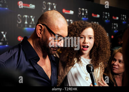 Schauspieler Chloe Coleman und Dave Bautista kommt an der STXfilms Präsentation Roter Teppich für CinemaCon's "Die Lage der Branche: Vergangenheit, Gegenwart und Zukunft" im Kolosseum im Caesars Palace am 2. April 2019 in Las Vegas, Nevada. Stockfoto