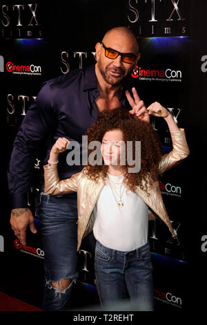 Schauspieler Dave Bautista und Chloe Coleman am STXfilms Präsentation Roter Teppich für CinemaCon's "Die Lage der Branche: Vergangenheit, Gegenwart und Zukunft" im Kolosseum im Caesars Palace am 2. April 2019 in Las Vegas, Nevada. Stockfoto