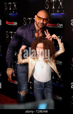 Schauspieler Dave Bautista und Chloe Coleman am STXfilms Präsentation Roter Teppich für CinemaCon's "Die Lage der Branche: Vergangenheit, Gegenwart und Zukunft" im Kolosseum im Caesars Palace am 2. April 2019 in Las Vegas, Nevada. Stockfoto