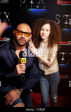 Schauspieler Dave Bautista und Chloe Coleman am STXfilms Präsentation Roter Teppich für CinemaCon's "Die Lage der Branche: Vergangenheit, Gegenwart und Zukunft" im Kolosseum im Caesars Palace am 2. April 2019 in Las Vegas, Nevada. Stockfoto