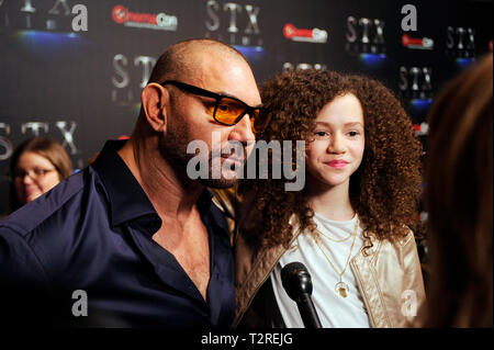 Schauspieler Chloe Coleman und Dave Bautista kommt an der STXfilms Präsentation Roter Teppich für CinemaCon's "Die Lage der Branche: Vergangenheit, Gegenwart und Zukunft" im Kolosseum im Caesars Palace am 2. April 2019 in Las Vegas, Nevada. Stockfoto