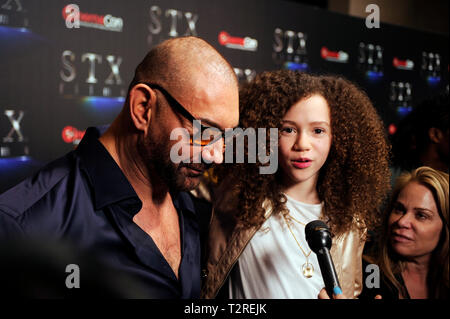 Schauspieler Chloe Coleman und Dave Bautista kommt an der STXfilms Präsentation Roter Teppich für CinemaCon's "Die Lage der Branche: Vergangenheit, Gegenwart und Zukunft" im Kolosseum im Caesars Palace am 2. April 2019 in Las Vegas, Nevada. Stockfoto